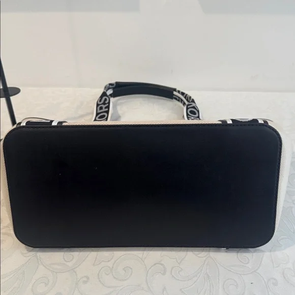 Stunning Michael Kors Large Tote - Picture 6 of 15